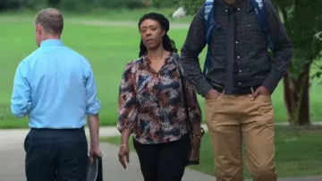 Blusa Bar III Leaf Print usada por Keisha Marksby (Monique Grant) como se ve en Swagger (S02E02)