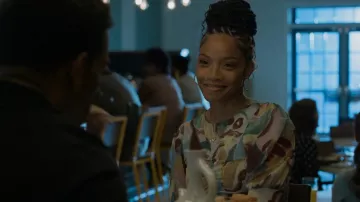 Ted Baker Vyoll Drape Sleeve Mesh Top usado por Tonya Edwards (Christina Jackson) como se ve en Swagger (S02E03)