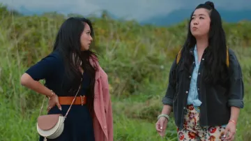 Voir par Chloe Mara Sac à main porté par Kat (Stephanie Hsu) comme on le voit dans Joy Ride