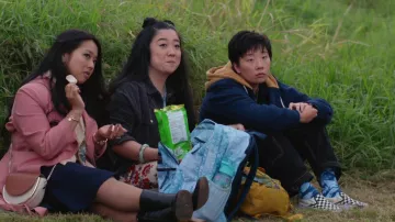 Vans Checkered baskets portées par Deadeye (Sabrina Wu) dans Joy Ride