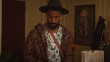 Fendi Blouson Coupe-vent en nylon brun porté par Khalil (Tone Bell) vu dans Survival of the Thickest (S01E01)
