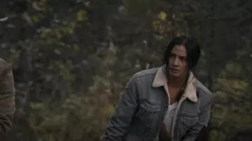 Levi’s Women’s Original Sherpa Trucker Jackets portés par Cricket (Aadila Dosani) comme on le voit dans Joe Pickett (S02E10)