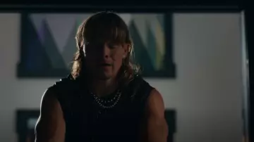 M-Ojo Risin Chemise sans manches en cuir fendu percé portée par Keefe Chambers (Tony Cavalero) comme on le voit dans The Righteous Gemstones (S03E08)