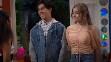 Blusa con cordón de cuello en V de H&M usada por Layla Mueller (Amelia Sheikh) como se ve en Pretty Freekin Scary (S01E03)