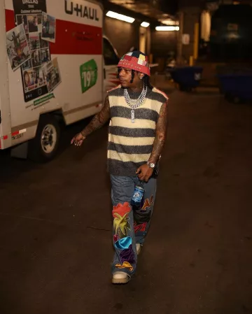 Marni x No Vacancy Inn Blue Tropical Patch Jeans porté par Rylo Rodriguez sur le compte Instagram @rylorodriguez