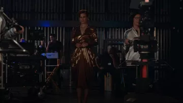 Material Vestido Midi de satén cubierto con cinturón para mujer en marrón usado por Amber Gemstone (Cassidy Freeman) como se ve en The Righteous Gemstones (S03E09)