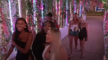 Pretty Little Thing Off White Lace Front Square Encoline Denim Top porté par Jess Harding comme on le voit dans Love Island (S10E56)
