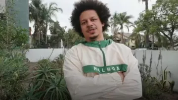 Malbon Golf Nylon Street Style Jacket en verde y blanco usada por Eric Andre como se ve en The Prank Panel (S01E05)