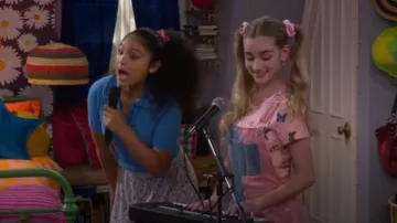 Levi's Short Sleeve Sweater Polo usado por Frankie Ripp (Eliana Sua) como se ve en Pretty Freekin Scary (S01E07)