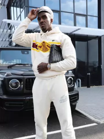 Casquette blanche Lacoste 1992 aux Jeux olympiques de Barcelone portée par Bugzy Malone sur son compte Instagram @thebugzymalone