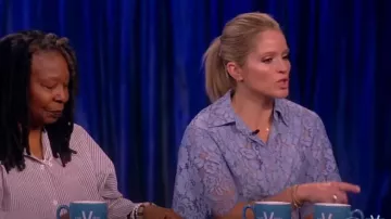 Michael Kors Large Floral Lace Collared Shirt usado por Sara Haines como se ve en The View el 31 de julio de 2023