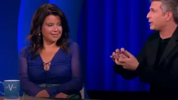 Diane Von Furstenburg Top lírico usado por Ana Navarro visto en The View el 31 de julio de 2023