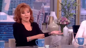 Elie Tahari Rib-Knit Self-Tie Tassel Pull porté par Joy Behar vu dans The View le 1er août 2023