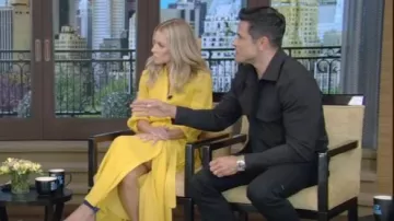Chaqueta de camionero de sarga neotérica Theory River Stretch usada por Mark Consuelos como se ve en VIVO con Kelly y Mark el 31 de julio de 2023