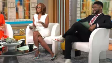 Vestido de cuello en V de punto Fendi usado por Gayle King como se ve en CBS Mornings el 1 de agosto de 2023