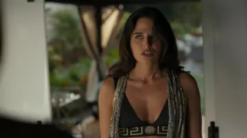 Top de bikini con el logotipo de Versace Medusa en negro usado por Aaliyah (Stephanie Buddenbrock) como se ve en Special Ops: Lioness (S01E03)