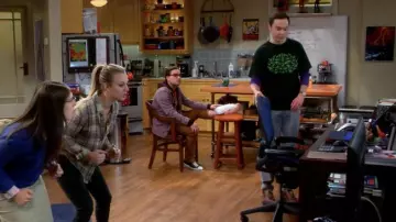 La boîte à mouchoirs Rubik's Cube de Sheldon Cooper (Jim Parsons) dans The  Big Bang Theory S03E01