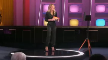 Tacones adornados con diamantes de imitación de Prada en rosa usados por Kelly Ripa como se ve en Generation Gap (S02E05)