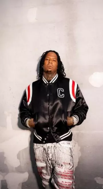 ¿Quién decide la guerra? Logotipo de las Escrituras grises y rojos Jeans usados por Moneybagg Yo en su cuenta de Instagram @moneybaggyo