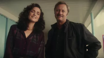 Chaqueta negra solo para miembros usada por Danny Rubin (Rory Scovel) en Physical (S03E01)