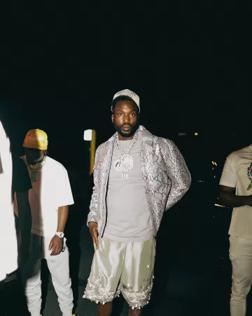 Camiseta Dior Grey Couture usada por Meek Mill en su cuenta de Instagram @meekmill