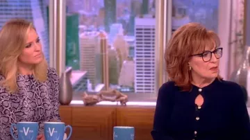 Elie Tahari Le Cardigan Mara Keyhole porté par Joy Behar vu dans The View le 2 août 2023