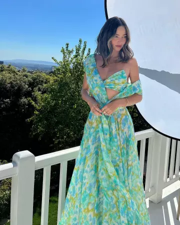 Zimmermann High Tide Floral Imprimé Maxi Jupe portée par Miranda Kerr sur son compte Instagram le 1 août 2023