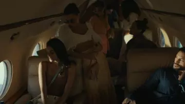 Bolso Dior Saddle con correa Antique Pink Smooth Calfskin usado por Aaliyah (Stephanie Buddenbrock) como se ve en Special Ops: Lioness (S01E03)