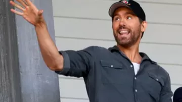 Camiseta azul marino usada por Ryan Reynolds durante el partido de semifinales de la Liga Nacional Vanarama en The Racecourse Ground, Wrexham el 28 de mayo de 2022