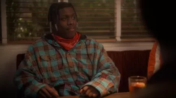 Balenciaga Plaid Drawcord Hooded Shirt usada por Zeke (Ceyair J Wright) como se ve en grown-ish (S06E06)