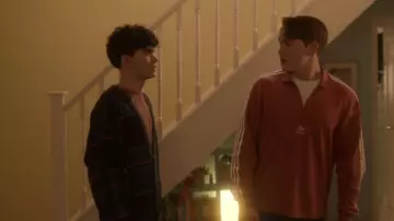 Le sweatshirt Adidas porté par Nick Nelson (Kit Connor) dans la série Heartstopper (S02E02)