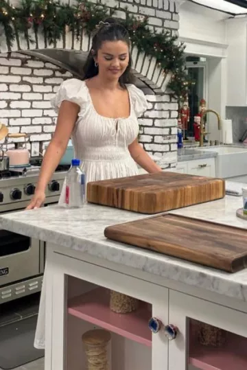 Robe Doen Ischia portée par Selena Gomez sur sa story Instagram le 3 août 2023