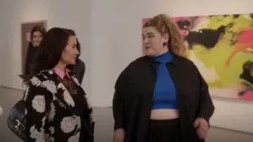 Tod's T Time­less Shoul­der Bag worn by Charlotte York (Kristin Davis) as seen in And Just Like That… (S02E08)