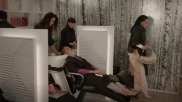 Benedetta Bruzziches Raffaella Chain Sac suspendu à poignée supérieure porté par Seema Patel (Sarita Choudhury) comme on le voit dans And Just Like That... (S02E08)