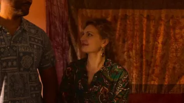 Robe chemise imprimée Paisley vert Zara portée par Tori Spring (Jenny Walser) comme on le voit dans Heartstopper (S02E08)