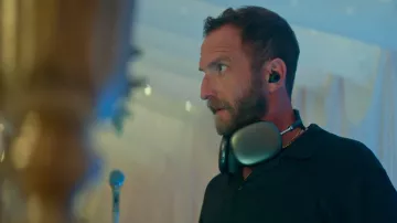 Écouteurs supra-auriculaires sans fil Apple AirPods Max en vert utilisés par Judson (Will Greenberg) comme on le voit dans The Afterparty (S02E05)