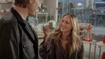 Nak Armstrong Large Tile Riv­ière Neck­lace worn by Carrie Bradshaw (Sarah Jessica Parker) as seen in And Just Like That… (S02E08)