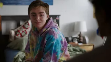 Sweat à capuche Obey Mini Bold Recycled Tie Dye porté par Skye (Elsie Fisher) comme on le voit dans The Summer I Turned Pretty (S02E06)