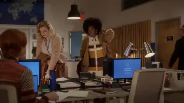 Dodo Bar ou robe midi à rayures Carol en tricot côtelé portée par Serena (Courtnee Carter) comme on le voit dans And Just Like That... (S02E08)