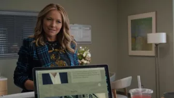 L'Agence Kenzie Blazer a cuadros de doble pecho usado por Lorna Crane (Becki Newton) como se ve en The Lincoln Lawyer (S02E06)