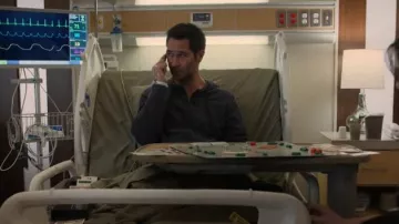 James Perse Sweat à capuche en polaire zippé porté par Mickey Haller (Manuel Garcia-Rulfo) vu dans The Lincoln Lawyer (S02E06)