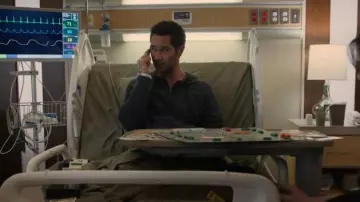 James Perse sudadera con capucha con cremallera usada por Mickey Haller (Manuel García-Rulfo) como se ve en The Lincoln Lawyer (S02E06)