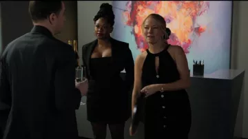 A.l.c. Elsie Mini vestido sin tirantes usado por Izzy Letts (Jazz Raycole) como se ve en The Lincoln Lawyer (S02E06)