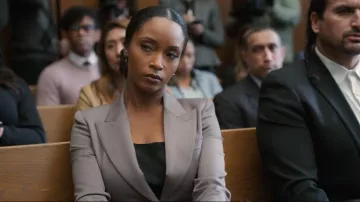 Reiss Mink Harper Blazer de un solo pecho usado por Andrea Freemann (Yaya DaCosta) como se ve en The Lincoln Lawyer (S02E06)