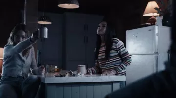 Suéter a rayas Max Mara Egeo de fin de semana usado por Isabella LaRue (Lexi Underwood) como se ve en Cruel Summer (S02E09)