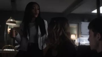 Allsaints Elora Fringe Shrunken Jacket usada por Isabella LaRue (Lexi Underwood) como se ve en Cruel Summer (S02E09)