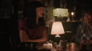 Vintage 50s Cay Artley Gingham Checkered Tablier Robe de jour à col 1950s portée par Veronica Lodge (Camila Mendes) comme vu dans Riverdale (S07E17)