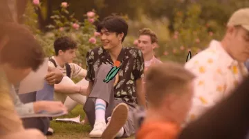 Camisa Revere de inspiración vintage recuperada en estampado de mariposa usada por Tao Xu (William Gao) como se ve en Heartstopper (S02E05)