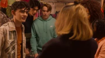 Nike Hood­ie Nsw Club worn by Nick Nelson (Kit Connor) as seen in Heartstopper (S02E07)