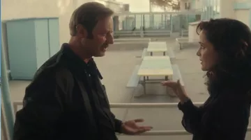 Chaqueta de forro acolchado icónica para hombres de carreras usada por Danny Rubin (Rory Scovel) como se ve en Physical (S03E01)